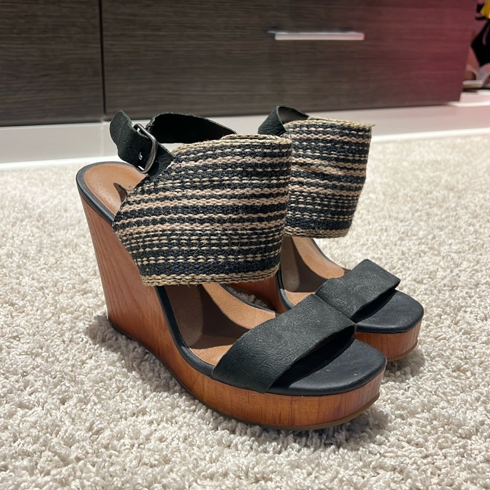 Lucky brand heels size 7.5 worn few times. Super cute summer wedge